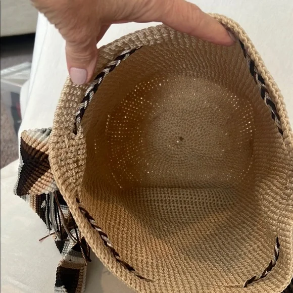 Elegant Cream and Black Handcrafted Bucket Bag - Picture 6 of 7